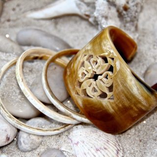 Hand carved horn jewelry, how the chic beat the heat…