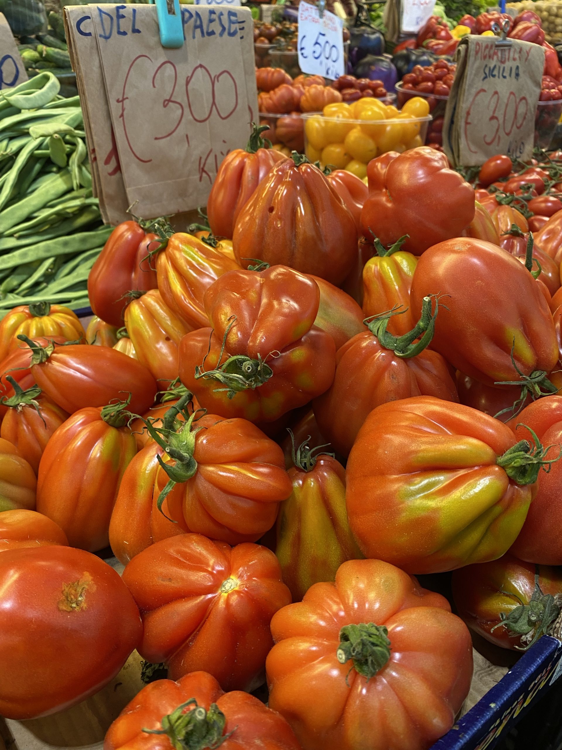 Hearty tomatoes, Mercato dei Fiori, Ventimiglia, Italy, Ventimille, Italie