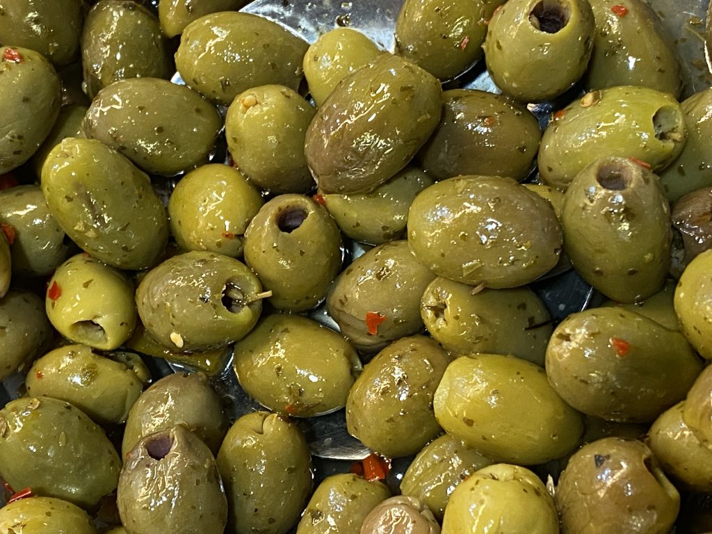 green olives with herbs and chili flakes, Mercato dei Fiori, Ventimiglia, Italy, Ventimille, Italie