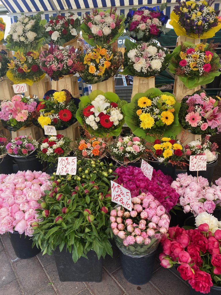 Marché aux fleurs, Nice, Cours Saleya, Cours Saleya flower market, pink peonies, selection of bouquets, fresh cut flowers, fresh bouquets