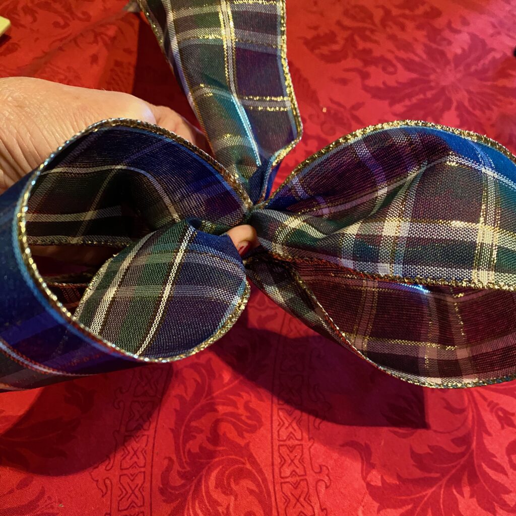 Custom bow how to, diy bows made with ribbon, green and blue plaid ribbon