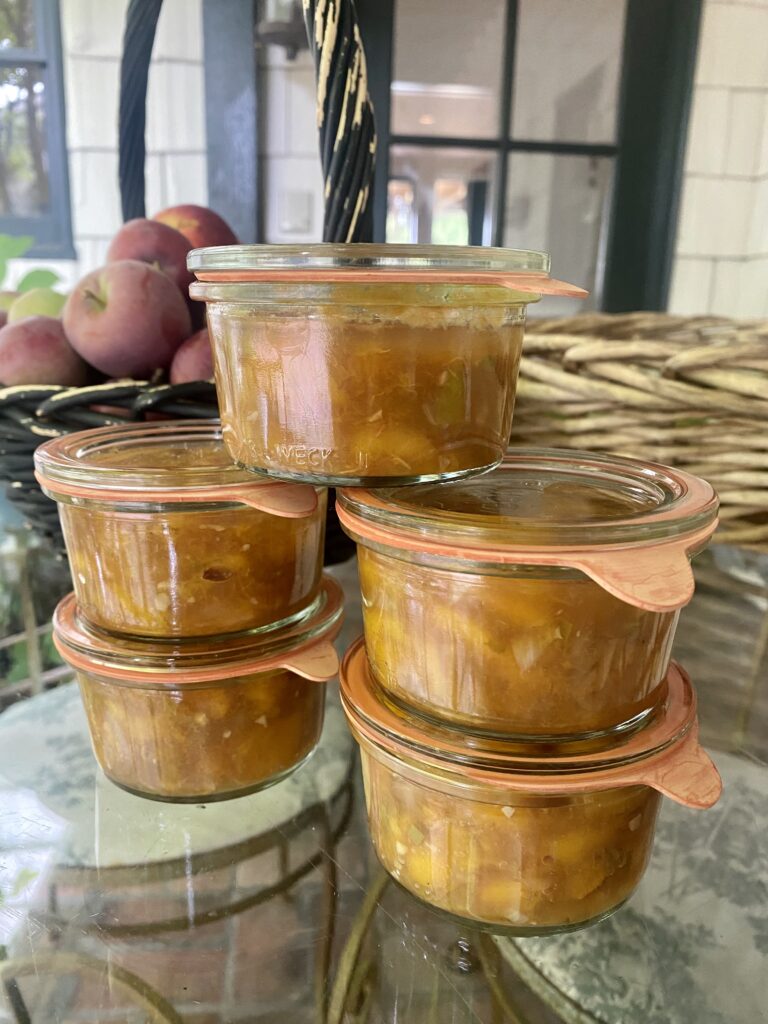 preserved foods, spicy peach sauce, shallot, chopped shallots, splendid recipes, canning, preserving foods, peaches, spicy peach sauce, vinegar, balsamic vinegar, apple cider vinegar, chopped peaches, Weck canning jars, European canning jars