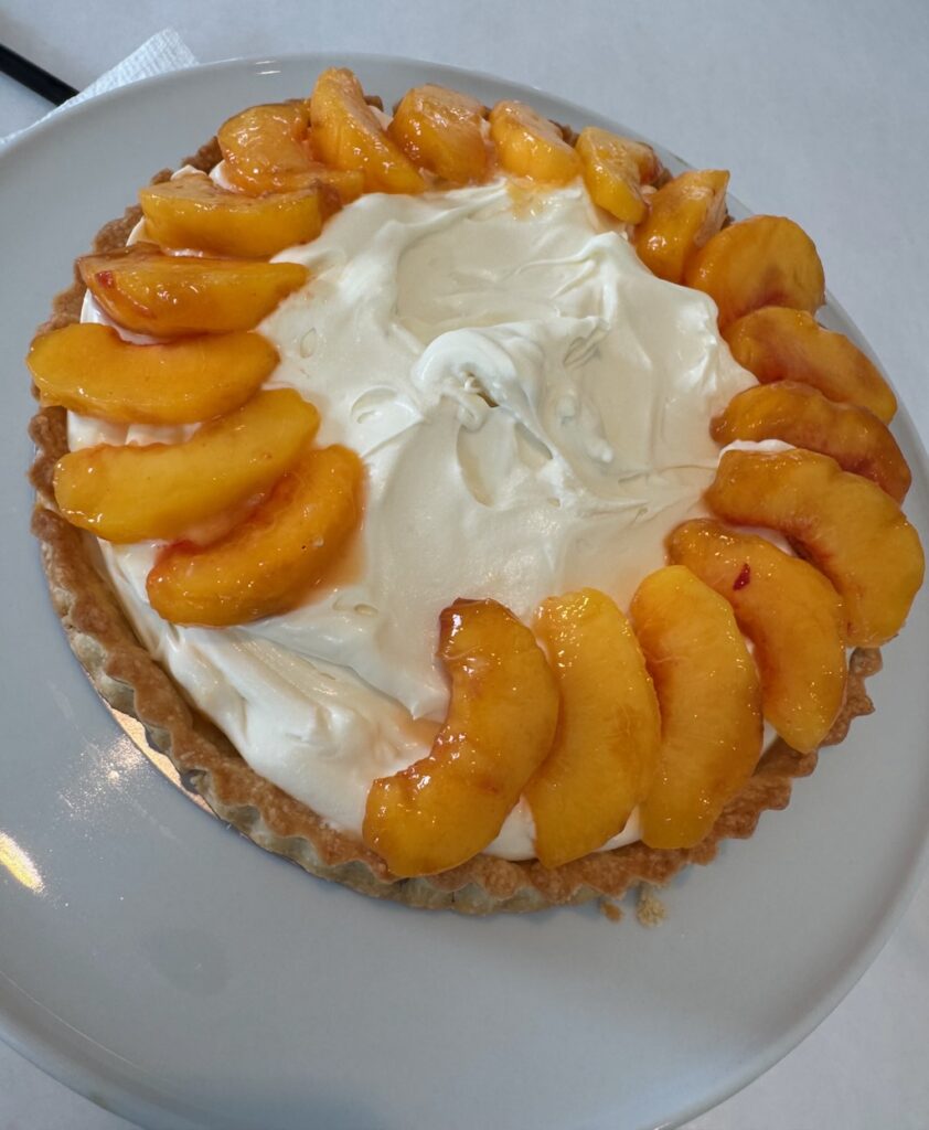 fresh peach tart, Pâte Brisée crust, mascarpone, créme fraîche filling, peach tart assembly